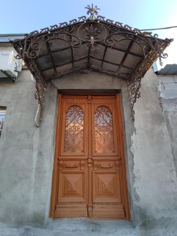 uma porta de madeira na lateral de um edifício em Vintage Door Tbilisi em Tbilisi