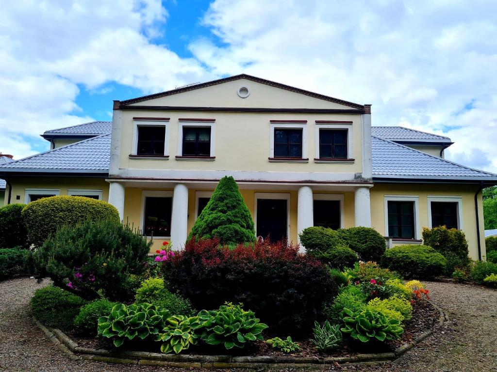 a house with a garden in front of it at Wrzosowe Siedlisko in Czosnów