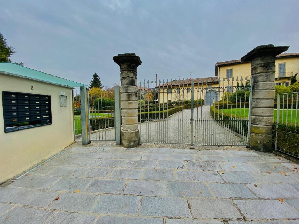 una puerta de metal con columnas delante de una casa en Villa Casati Italiana, en Casatenovo