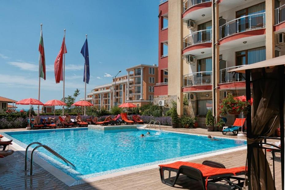 a large swimming pool in front of a hotel at Александра in Sveti Vlas