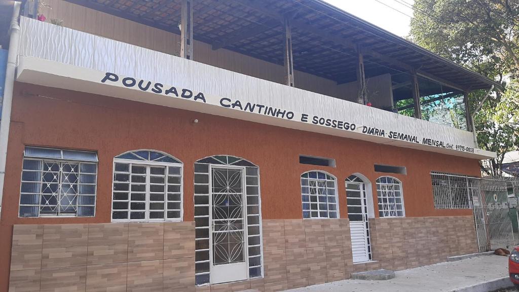 een gebouw met een uithangbord aan de zijkant bij POUSADA Cantinho e Sossego casa 1 in Vespasiano