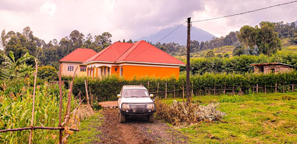 een vrachtwagen geparkeerd voor een huis bij Ntebeko Homestay in Kisoro