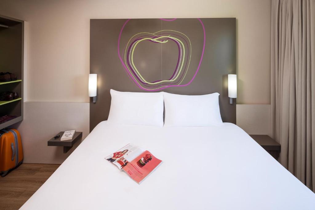Postel nebo postele na pokoji v ubytování Hotel Ibis Styles Lleida Torrefarrera