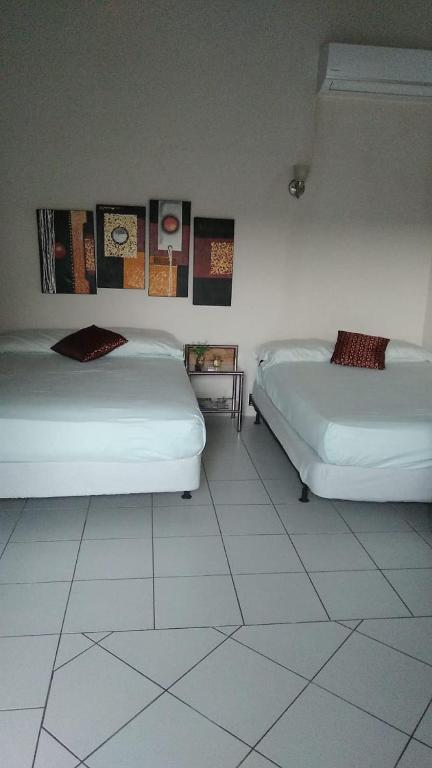 Postel nebo postele na pokoji v ubytování Courtesy Apartments Aruba