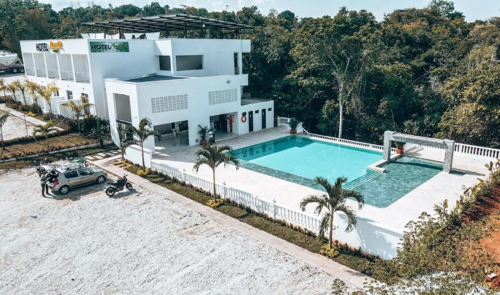 una vista aérea de una casa con piscina en Hotel Monte Bello en Doradal