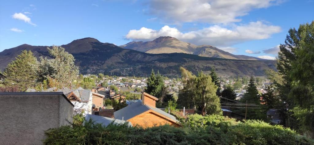 una vista di una città con le montagne sullo sfondo di Cabaña Lucio a Esquel