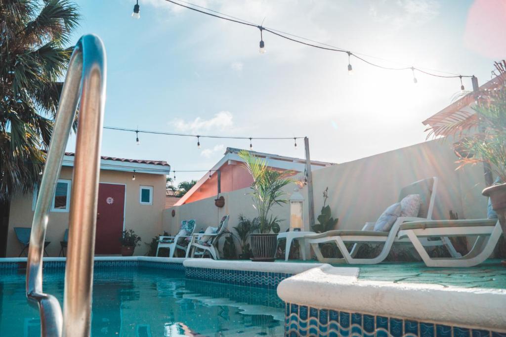 Bazén v ubytování Courtesy Apartments Aruba nebo v jeho okolí