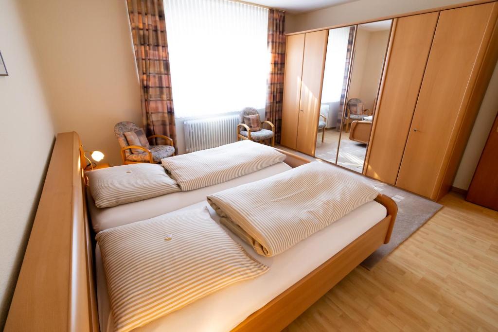 Postel nebo postele na pokoji v ubytování Pension am Hardausee