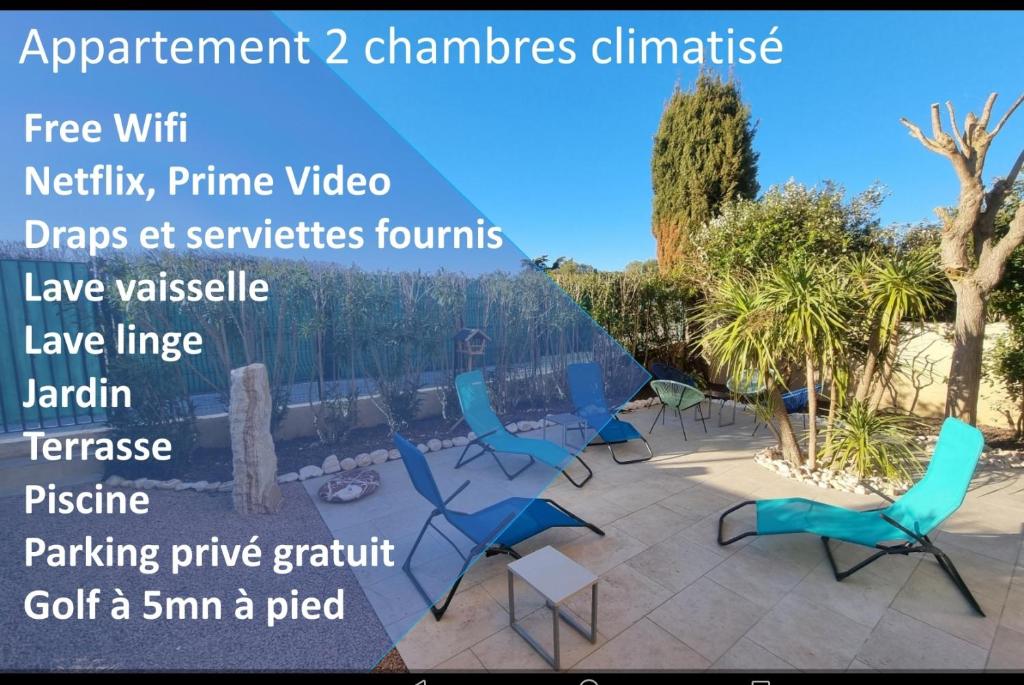 - un ensemble de chaises assises sur une terrasse dans l'établissement Cap Capistol Golf, appartement 2 chambres, au Cap d'Agde