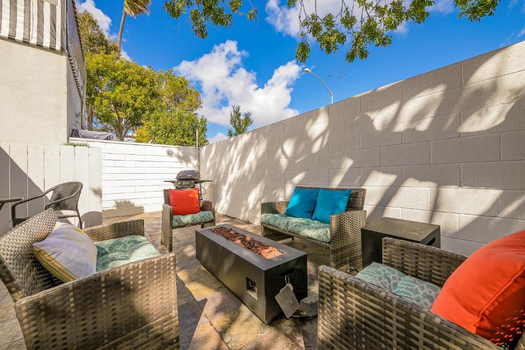 un patio con sedie in vimini e braciere di La Jolla Beach Retreat Casita a San Diego
