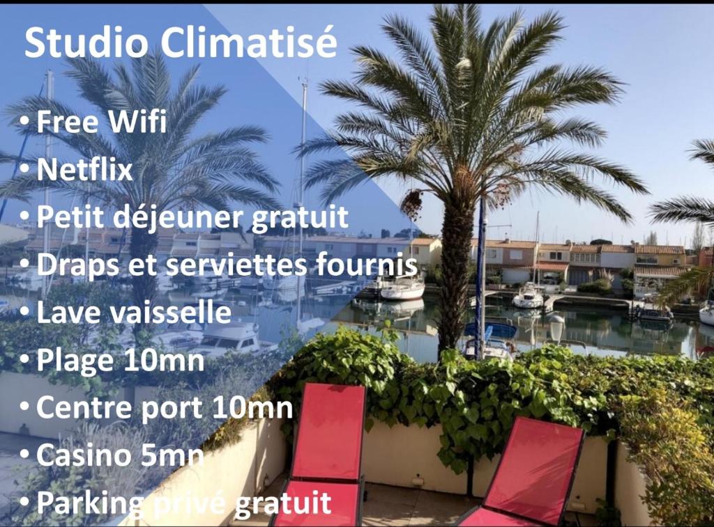um cartaz das comodidades de um resort em Cap Capistol Studio avec terrasse, vue port em Cap d'Agde