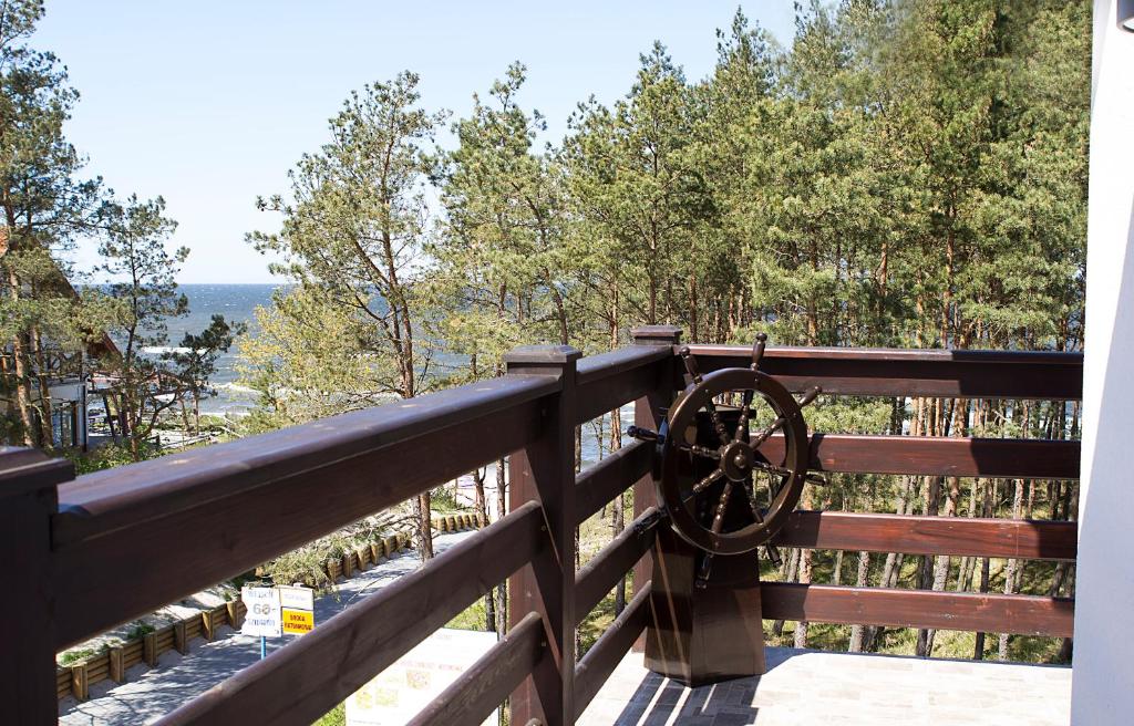 uma vista para o oceano a partir da varanda de uma casa em Mewa em Sztutowo