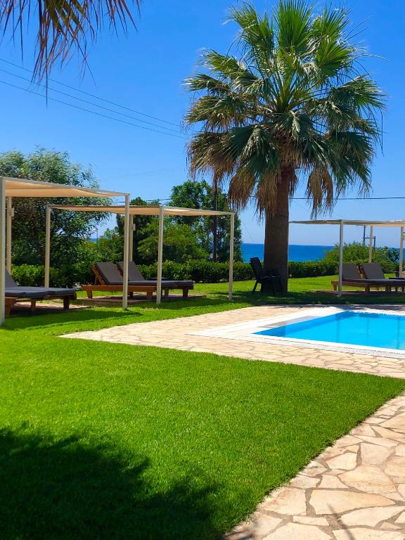 Bazén v ubytování Glyfa Beach Hotel nebo v jeho okolí