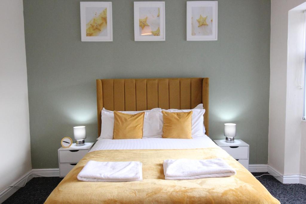 - une chambre avec un lit et 2 serviettes dans l'établissement Olive Contractor House, à Birmingham