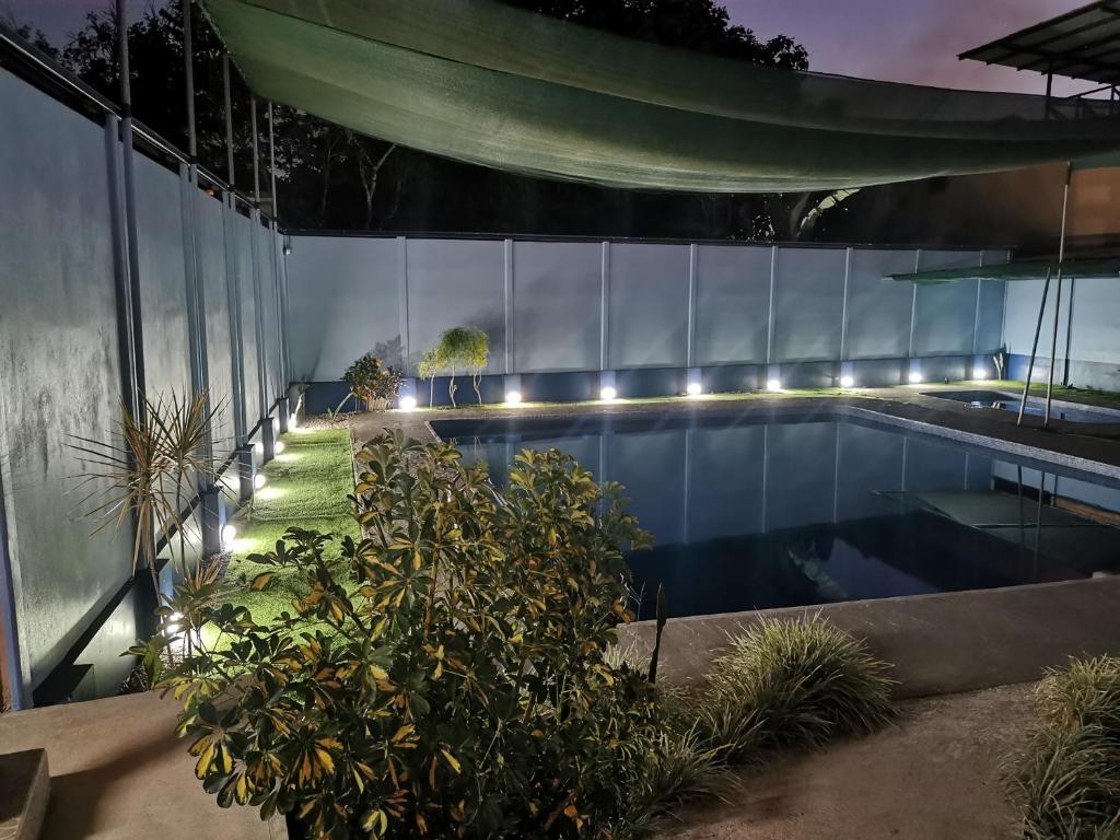 - une piscine éclairée sur le côté du bâtiment dans l'établissement Apartamento con dos habitaciones, à San Isidro de El General
