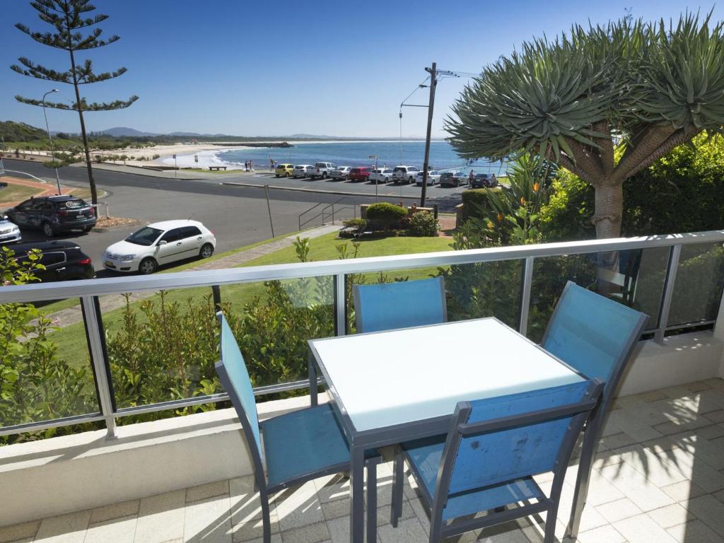un tavolo e sedie su un balcone con vista sulla spiaggia di Beachpoint G2 a Forster