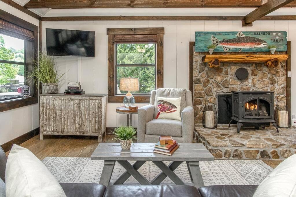 Feriehus The Hatch Luxury Cabin on River, Pet/Kid Friendly (USA Suches