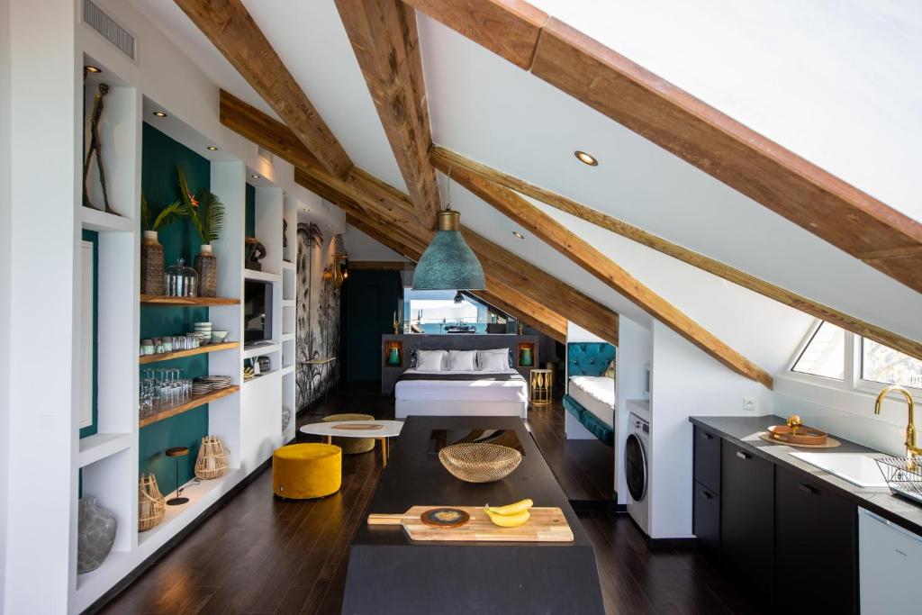 格蘭德凱斯的住宿－MOJITO，厨房铺有木地板,设有带横梁的天花板