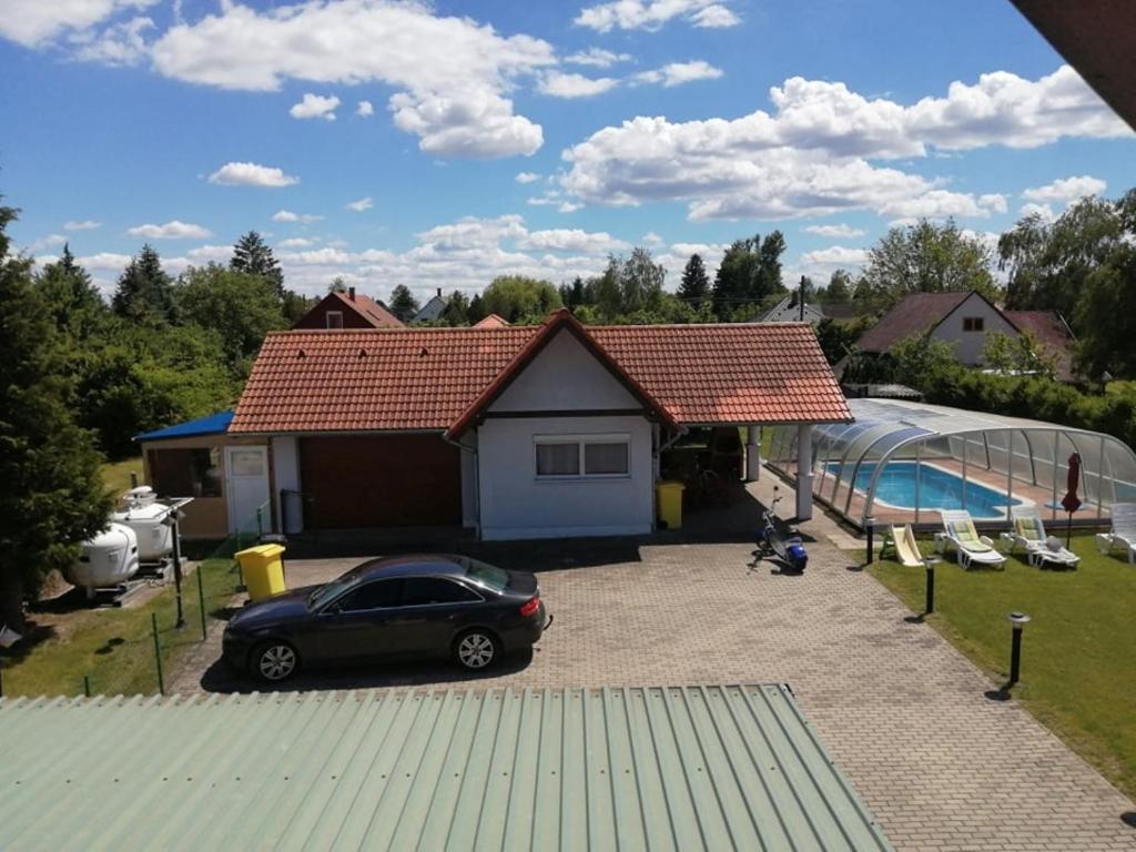 Bazén v ubytovaní schönes Ferienhaus mit grossen Pool 250 m vom Balaton alebo v jeho blízkosti