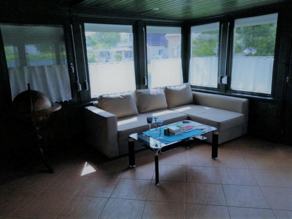 Posedenie v ubytovaní schönes Ferienhaus mit grossen Pool 250 m vom Balaton