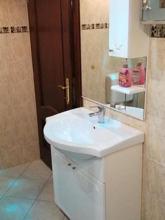 Kúpeľňa v ubytovaní schönes Ferienhaus mit grossen Pool 250 m vom Balaton