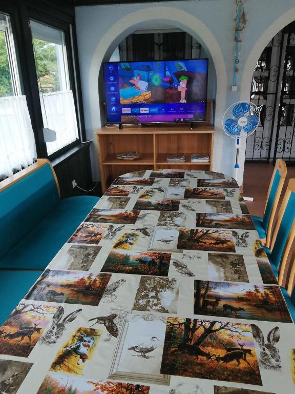 Televízia a/alebo spoločenská miestnosť v ubytovaní schönes Ferienhaus mit grossen Pool 250 m vom Balaton