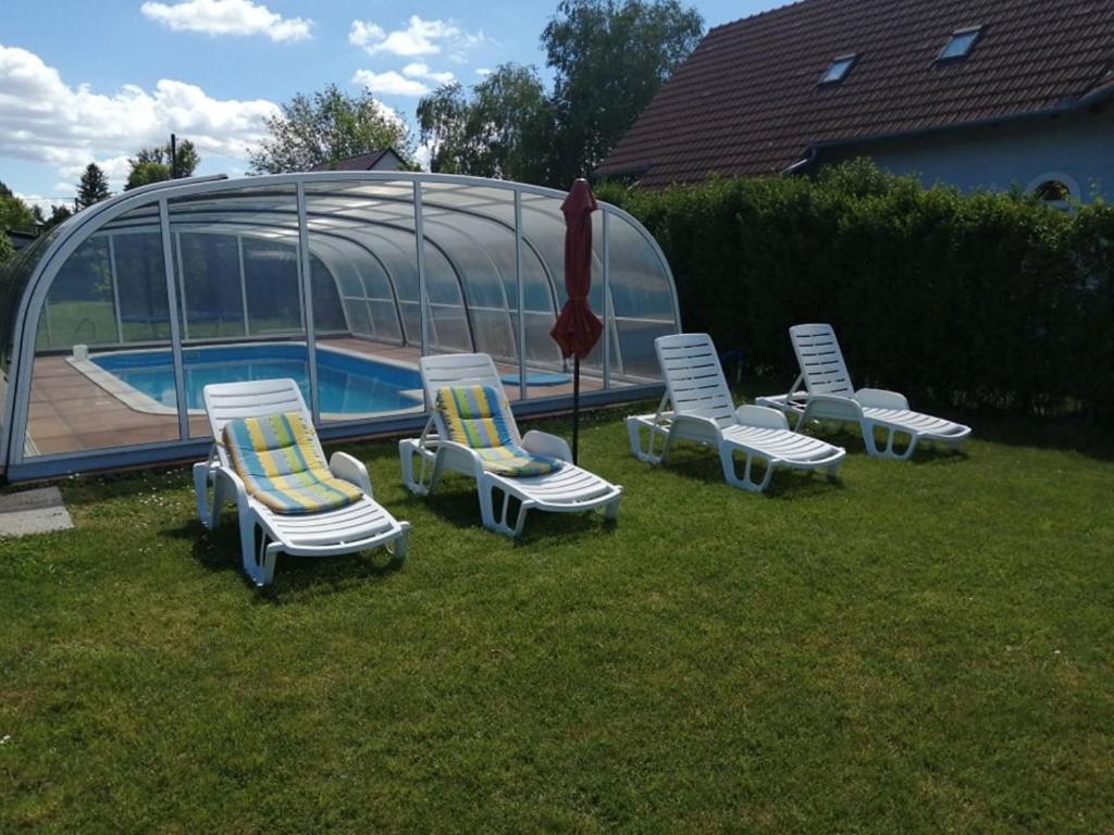 Bazén v ubytovaní schönes Ferienhaus mit grossen Pool 250 m vom Balaton alebo v jeho blízkosti