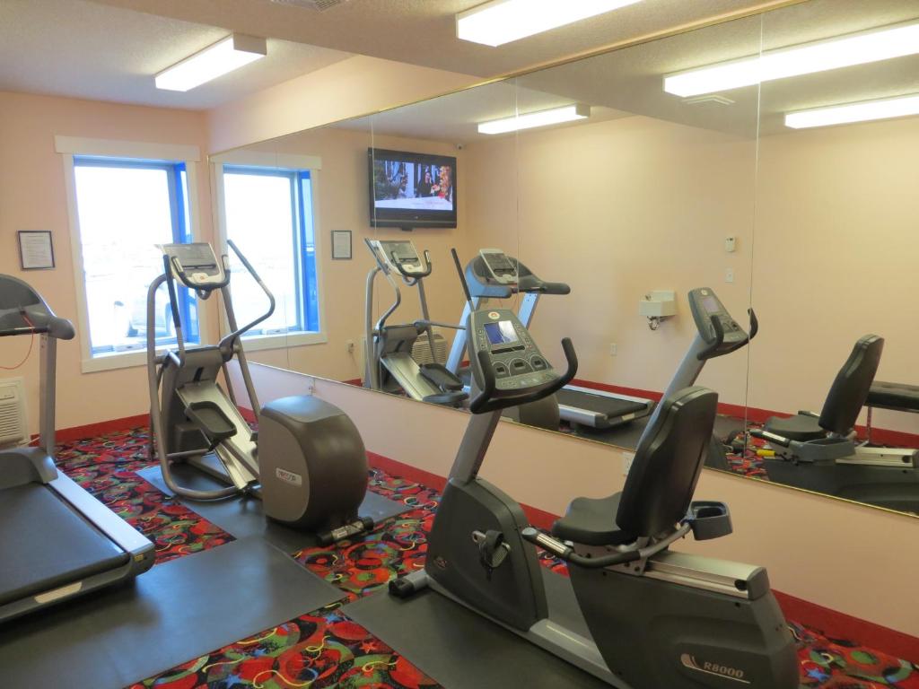 Fitness centrum a/nebo fitness zařízení v ubytování Crystal Star Inn Edmonton Airport with free shuttle to and from Airport