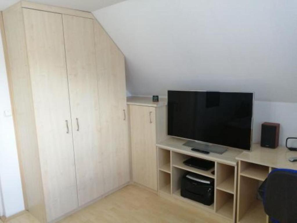 Televízia a/alebo spoločenská miestnosť v ubytovaní schönes Ferienhaus mit grossen Pool 250 m vom Balaton