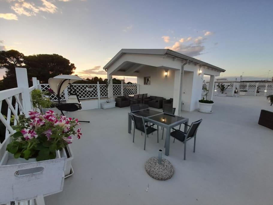 d'une terrasse sur le toit avec une table et des chaises. dans l'établissement Alla Vista Del Barocco, à Lecce