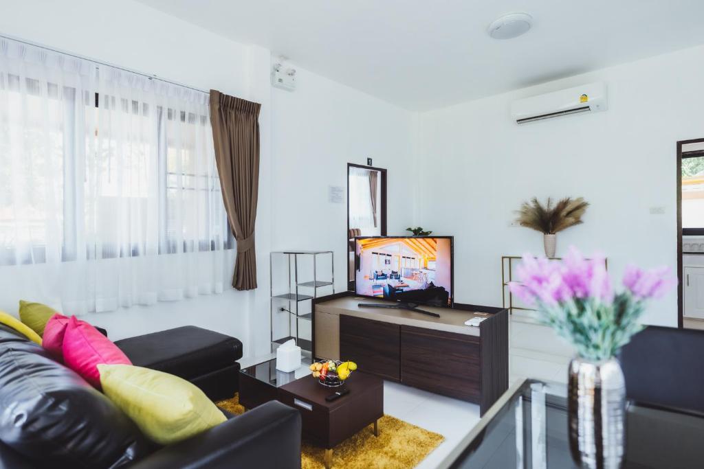 TV a/nebo společenská místnost v ubytování Baan Nern Khao Resort Pattaya