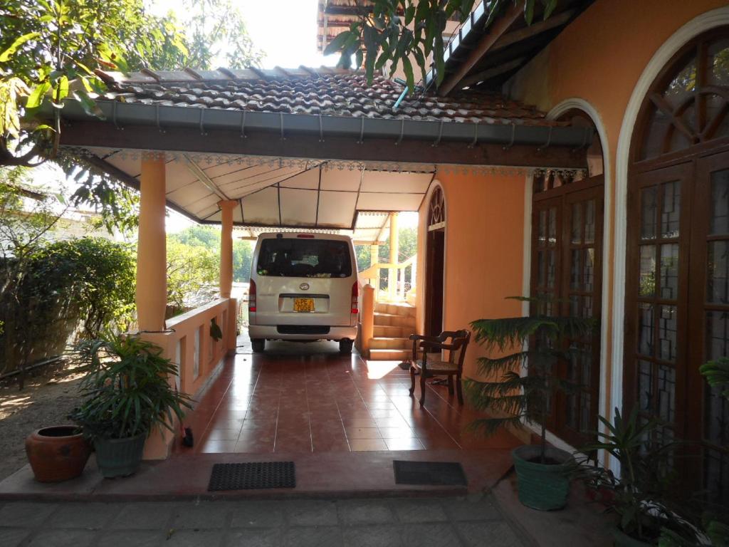 een busje geparkeerd in een huis met een patio bij Lagoon Villa in Negombo