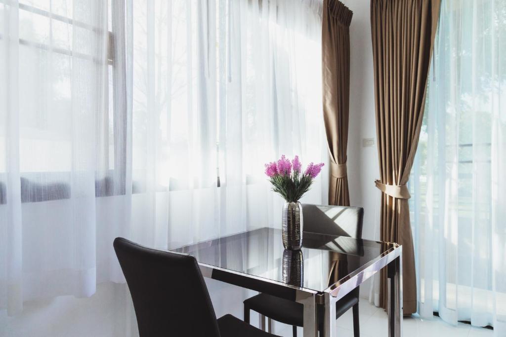 Posezení v ubytování Baan Nern Khao Resort Pattaya