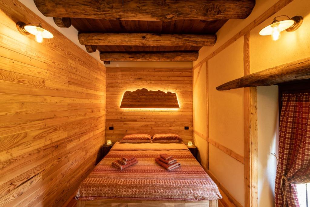 een kamer met 2 bedden in een houten kamer bij IDUEVAGAMONDI di Simone Mondino in Chiusa di Pesio