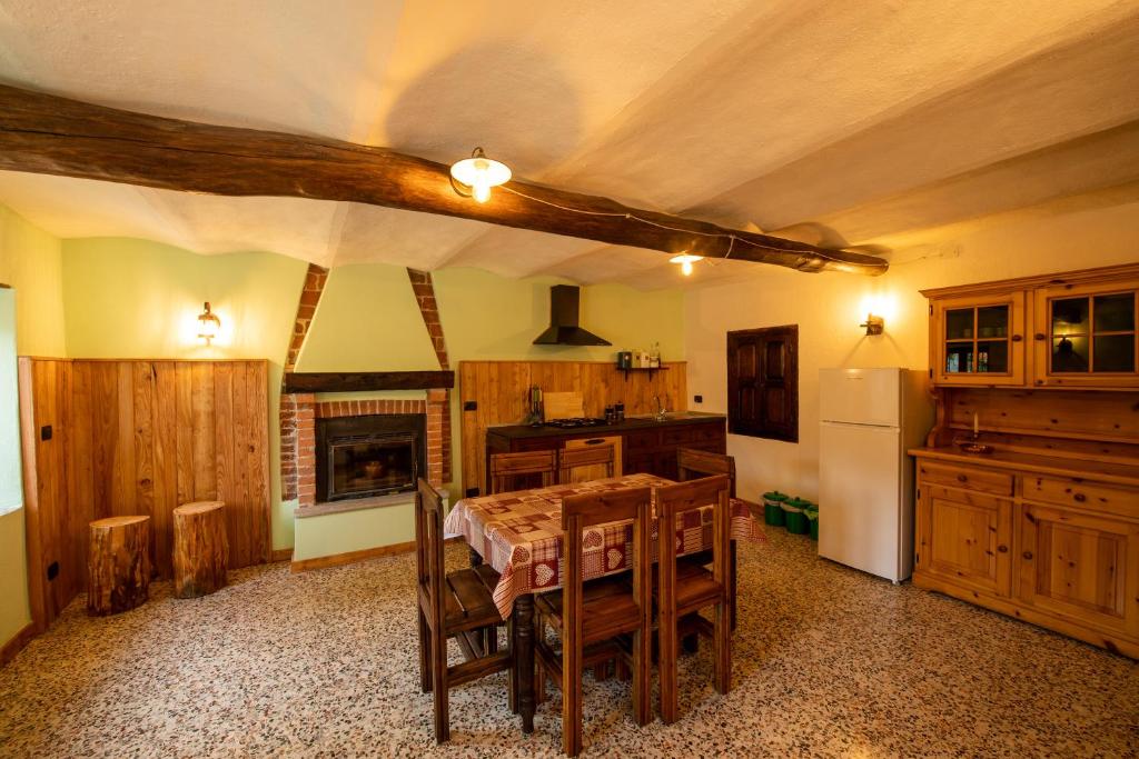 Kuchyň nebo kuchyňský kout v ubytování Camera in legno immersa nella natura - IDUEVAGAMONDI ospitalità rurale di montagna