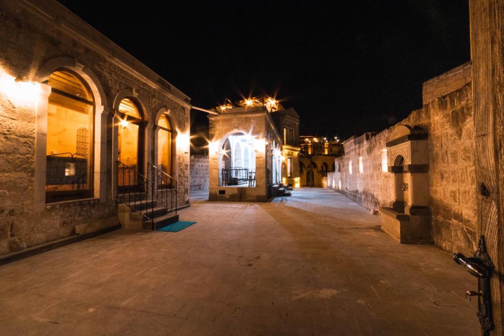 an empty alley at night with a building at Sapphire Stone hotel in Göreme