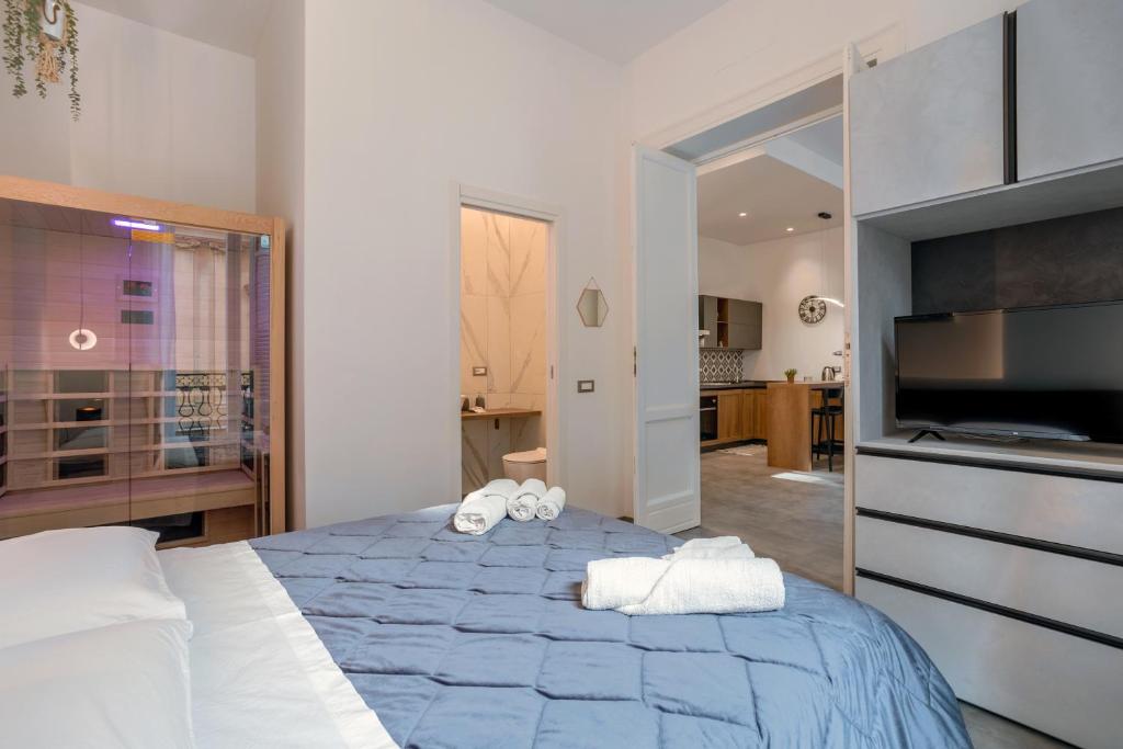 Mag 179 Bed & Spa في باليرمو: غرفة نوم مع سرير مع اثنين من الحيوانات المحشوة عليه