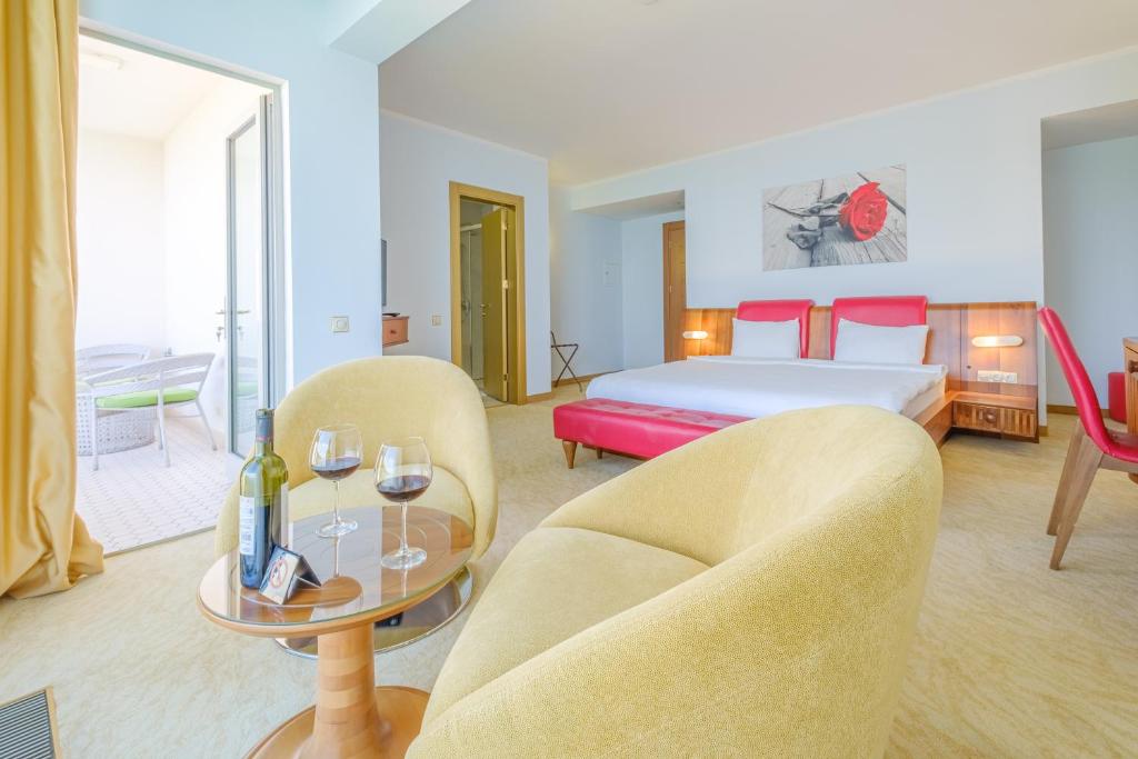 Postel nebo postele na pokoji v ubytování Castello Mare All Inclusive Resort