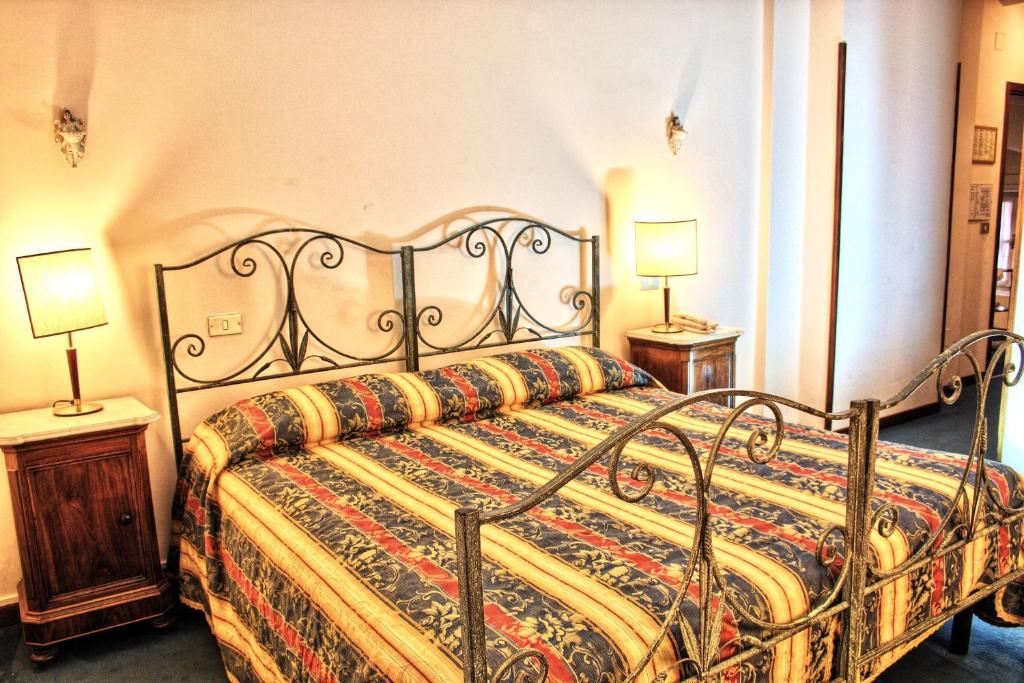 Posteľ alebo postele v izbe v ubytovaní Hotel Torcolo "Residenze del Cuore"