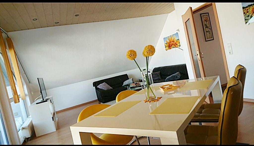 a living room with a white table and chairs at Ferienwohnung Edermündung in Haldorf