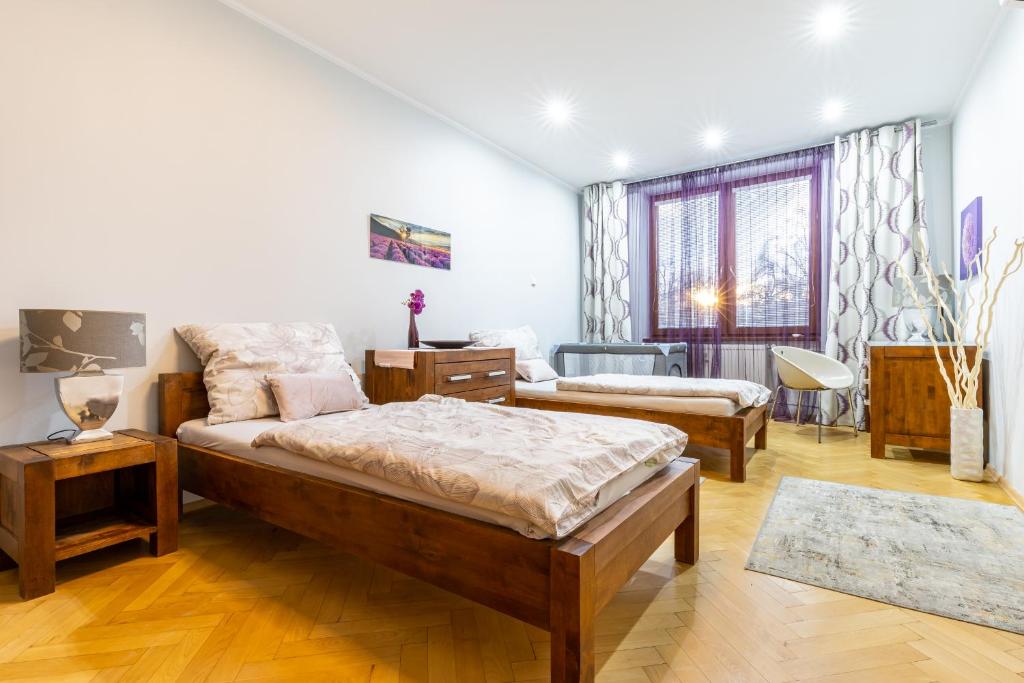 Posteľ alebo postele v izbe v ubytovaní Apartments Letná, AC & garage 89m2 and 44m2