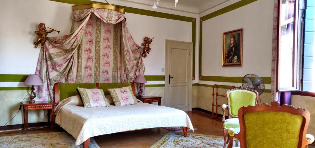 - une chambre avec un lit et deux chaises dans l'établissement Charming large palazzo in center Venice for up to 9 people, à Venise