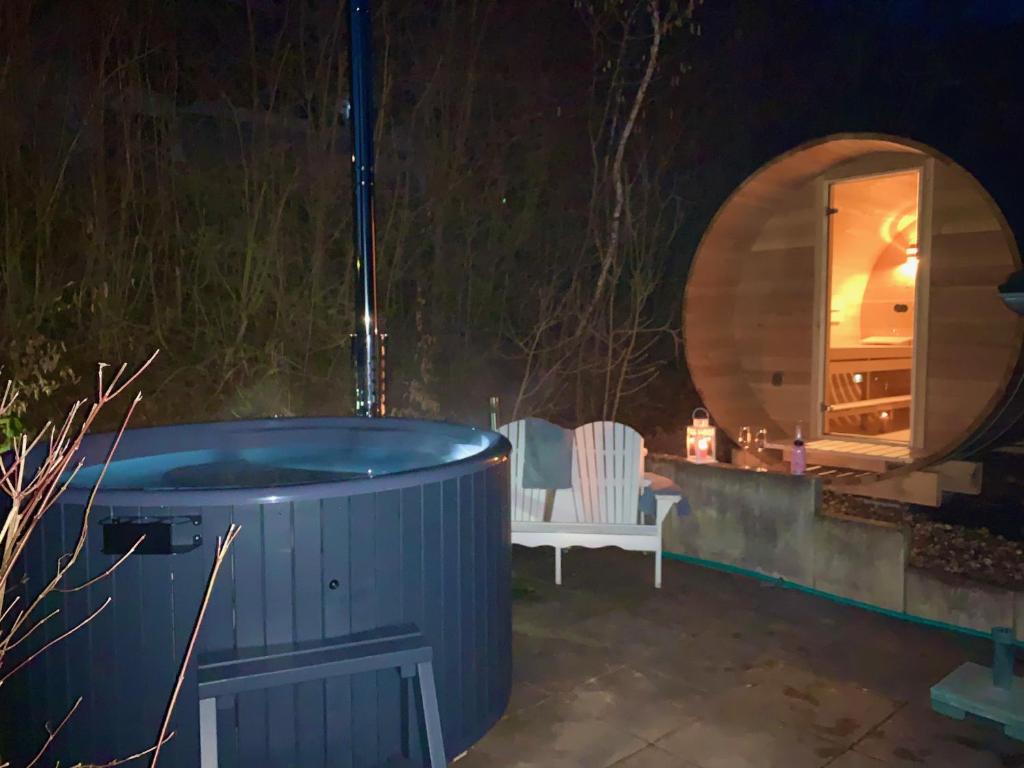 a hot tub on the patio at night at Idylle Seepark - Haus mit Pool und Fasssauna in Kirchheim