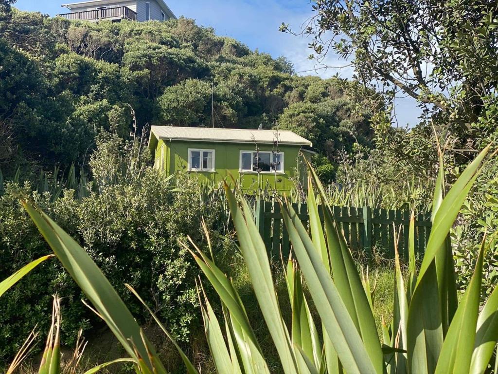 una casa verde en la cima de una colina en Toad Hall, en Baylys Beach