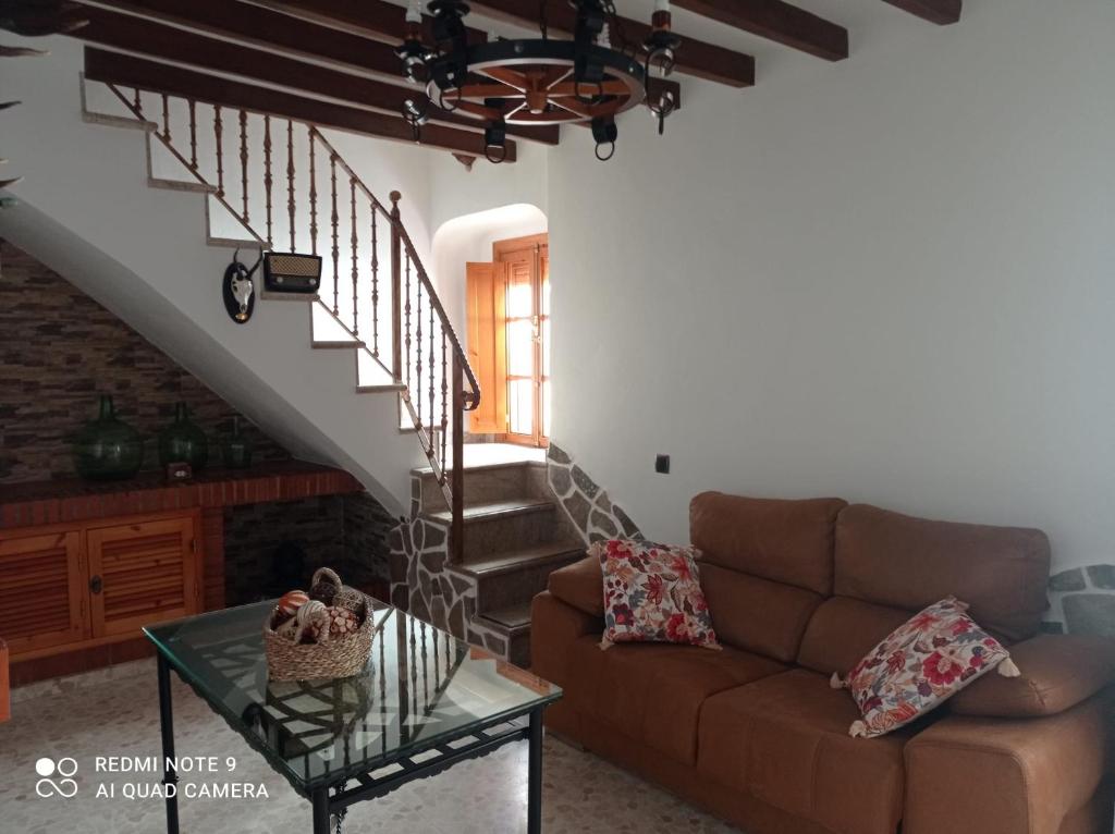 - un salon avec un canapé et un escalier dans l'établissement La Posada Vivienda Turística Rural, à Algar
