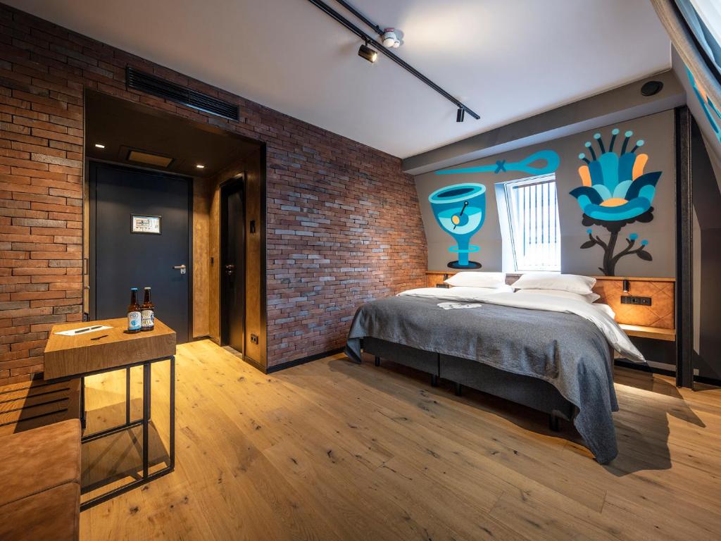 Postel nebo postele na pokoji v ubytování Liebesbier Urban Art & Smart Hotel