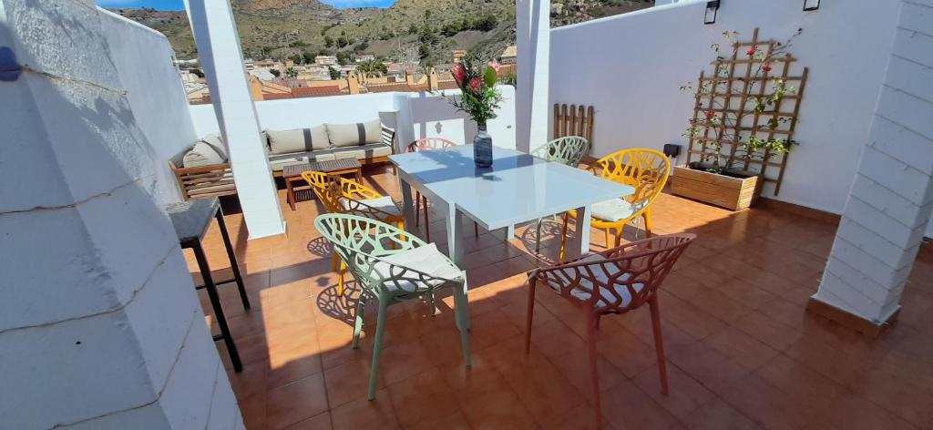 una mesa y sillas en un balcón con vistas en La Manzana - Stunning Apartment, with beautiful views, en Portman