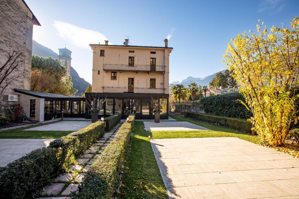 un edificio en medio de un patio con árboles en Villa Giade, en Chiavenna