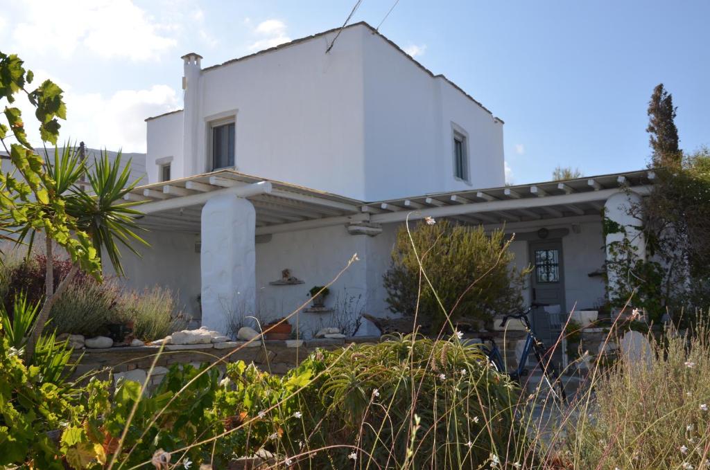 Vonkajšia záhrada v ubytovaní Paros Traditional Country House