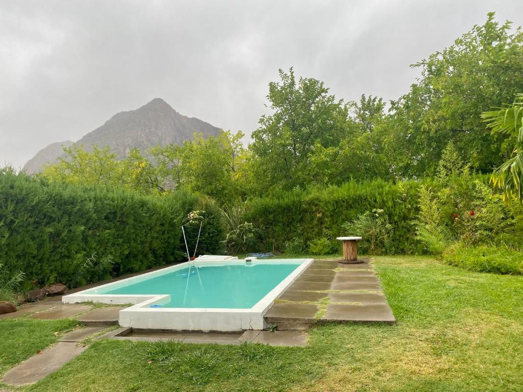 uma piscina no meio de um quintal em Chalet Ágata em Valle Grande
